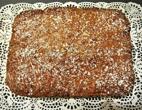 Готовому пирогу лучше дать остыть в форме, а затем уже выложить на блюдо.