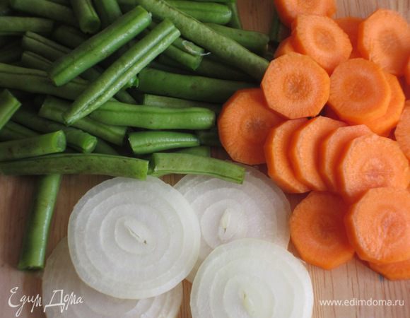 Лук нарезать тонким кольцами, морковь-кружочками, стручковую фасоль -пополам.