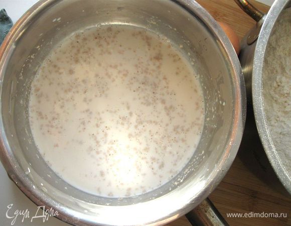 Растворить в 100 мл молока комнатной температуры дрожжи, сахар и соль. 