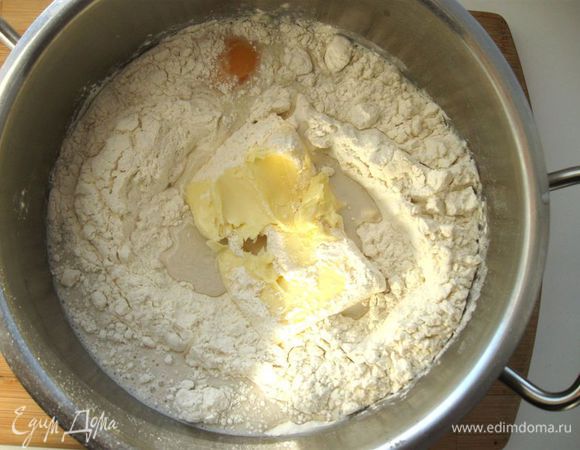 Добавить к смеси 1 яйцо, 100 г сливочного масла и муку.