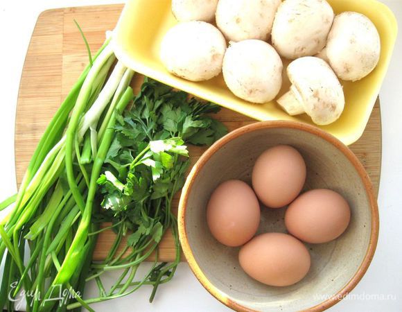 Приготовить ингредиенты для начинки. 4 яйца отварить вкрутую. 