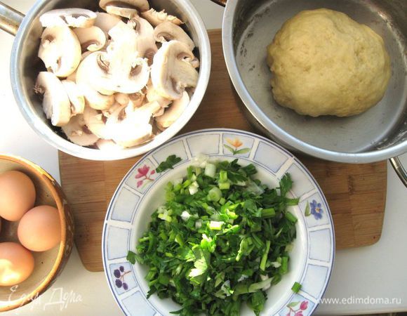 Грибы нарезать пластинками. Лук и петрушку помыть и мелко нарезать.