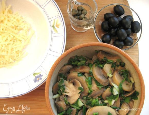  Грибы обжарить на  сливочном масле (20 г) до испарения жидкости, добавить оливковое масло, лук, еще немного обжарить. Сыр натереть на крупной терке. 