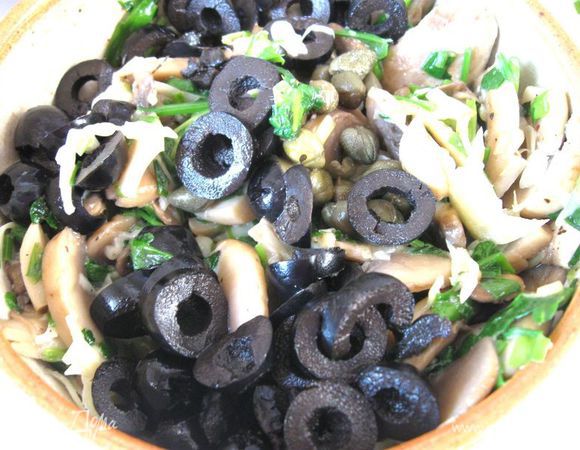 Лук с грибами смешать с тертым сыром. Оливки порезать колечками. К начинке добавить каперсы, оливки, посолить, поперчить. Все перемешать.

