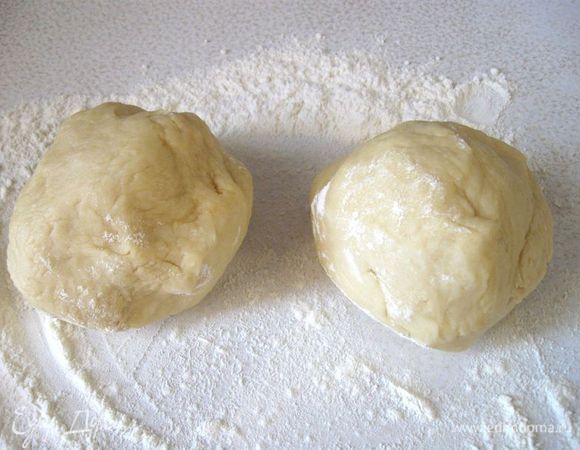 Разделить тесто пополам, на присыпанной мукой поверхности скатать 2 колобка. 