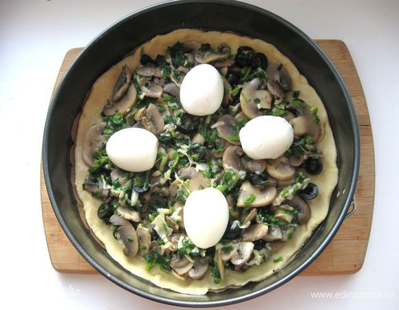 Вареные яйца почистить. Сверху положить 4 яйца. 