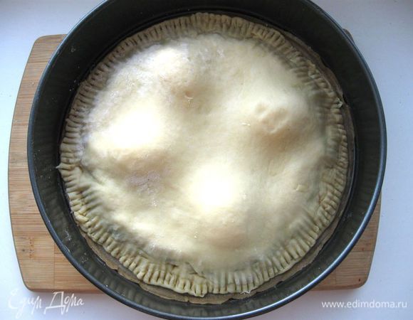 Вторым кругом теста  накрыть пирог, защипнув края, обработать края с помощью вилки. 