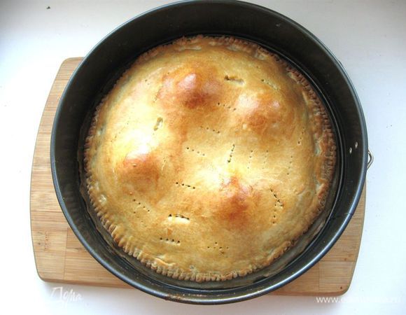 Выпекать пирог 40 минут: сначала минут 10 при температуре 210 градусов, затем при температуре 180 градусов. Через  10 -15 минут после начала выпечки сделать проколы вилкой, смазать 1 яйцом, смешанным с 1 ст.л. молока. Вынуть пирог из духовки, дать отдохнуть.