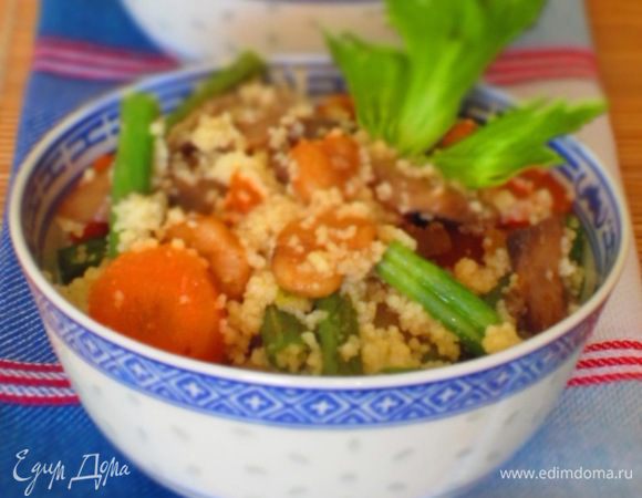 Кускус отварить согласно инструкции на упаковке, добавить к овощам  и хорошо перемешать. Сверху выложить креветки и подавать. Приятного аппетита:)
