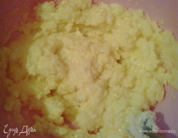 Масло растираем с сахаром. Белки отделяем от желтков и взбиваем до образования устойчивых пиков.