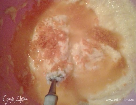 Мандарины хорошенечко моем. Цедру натираем на терке, а из мякоти выжимаем сок. К масляной массе вводим желтки и растираем добела. Добавляем цедру и сок мандаринов.