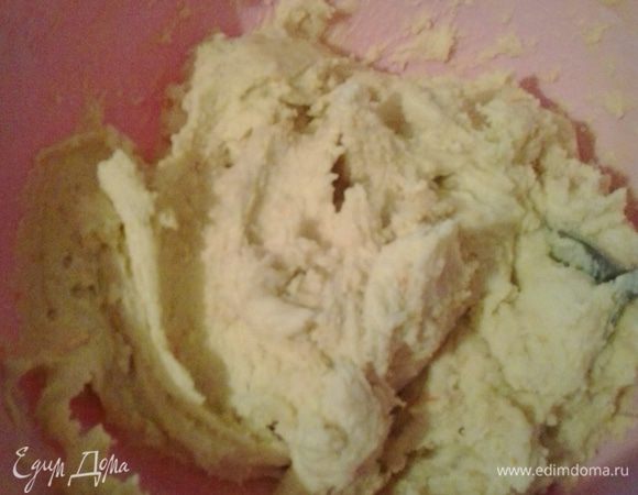 К полученной массе добавляем муку и осторожно вводим белки. Формы смазываем маслом. Я использовала маленькие формы и одну большую. Выкладываем тесто в формы на 2/3 и отправляем в предварительно разогретую до 180 градусов духовку на 20-25 минут. Готовые кексы посыпаем сахарной пудрой.