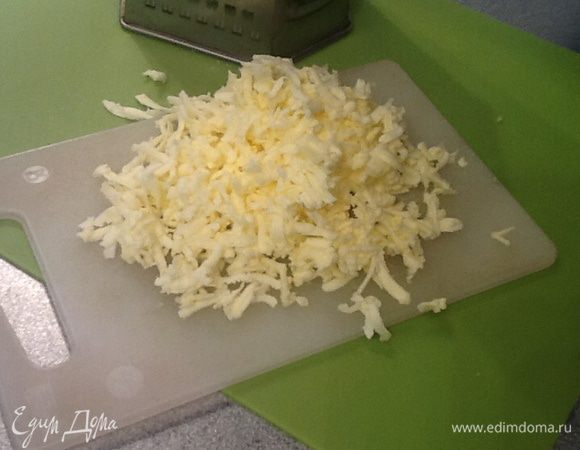 Натереть на терке охлажденное масло.