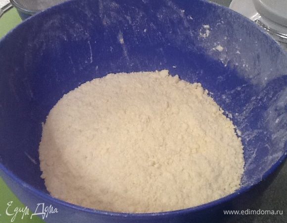 Добавить просеянную муку и растереть до состояния мелкой крошки.