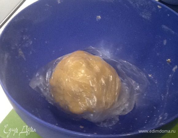 Добавить яйцо, соль и замесить тесто. Завернуть его в пакет и убрать в холодильник на 40 минут.