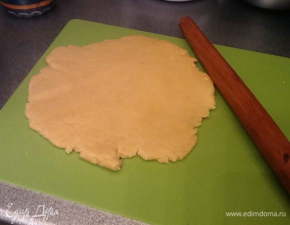 Достаем тесто из  холодильника, раскатываем его, снова собираем в шар и снова раскатываем, так раза три, тесто очень тугое и с первого раза не получится его раскатать.