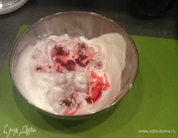 Белки взбиваем со щепоткой соли,затем  добавляем 150 грамм сахара и продолжаем взбивать до устойчивых пиков. Половину белков смешиваем с вишней.