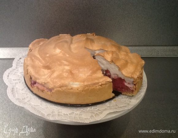 Достаем их духовки нашу заготовку для пирога,убираем бумагу с фасолью, распределяем миндальную крошку, затем вишню с белками, сверху оставшуюся половину белков.Ставим в духовку на 30 -35 минут, смотрим,чтобы белки не пригорели, они должны быть приятного кремового цвета.  Пирог немного остужаем и пробуем. Мой сын оценил на отлично. Спасибо скажем Юлии Высоцкой!!