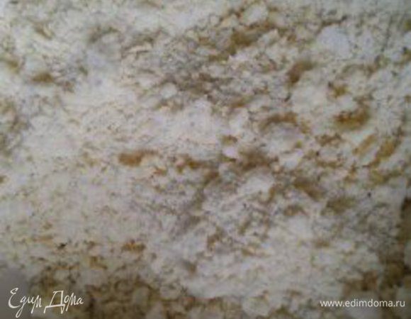 Муку растереть с маслом в крошку.