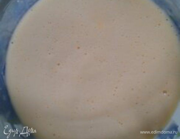 Отдельно хорошенько смешать сметану, соду гашеную уксусом, 6 желтков и ванилин.