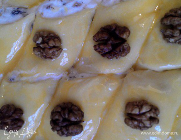 На последний слой теста начинка не требуется. В сыром виде полученную пахлаву нужно осторожно разрезать на порционные кусочки и покрыть оставшимся 1 взбитым желтком поверхность. По желанию можно украсить сверху орешками. 