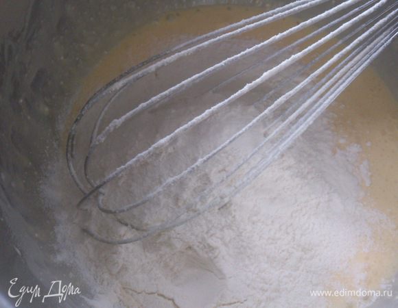 Всыпать 100 г муки и размешать до получения жидкого теста.
