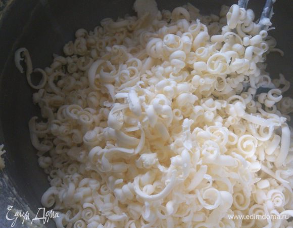 Всыпать натертое на крупной терке масло и быстро смешать.