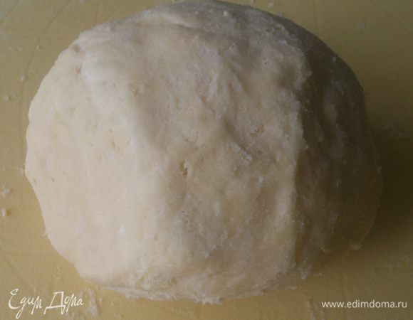 Оставшуюся муку высыпать на стол, добавить к ней полученную смесь и быстро, чтобы масло осталось крупинками и не успело растаять, замесить тесто. Охладить тесто 15-30 минут.