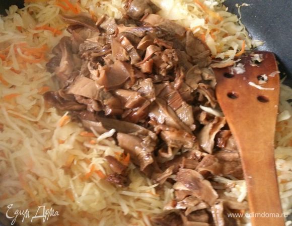 Грибы отварить 15 минут. Лук мелко порезать, морковь натереть, нашинковать капусту. Овощи тушить 15 минут, добавить грибы тушить еще 15-20 минут. Немного остудить.