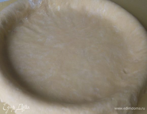 Раскатать тесто  больше, чем форма на 4-5 см и выложить в присыпанную мукой форму.  