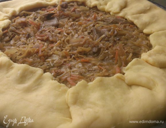 Выложить начинку и завернуть края. Можно закрыть полностью. Выпекать в разогретой до 200 С духовке 45 минут.