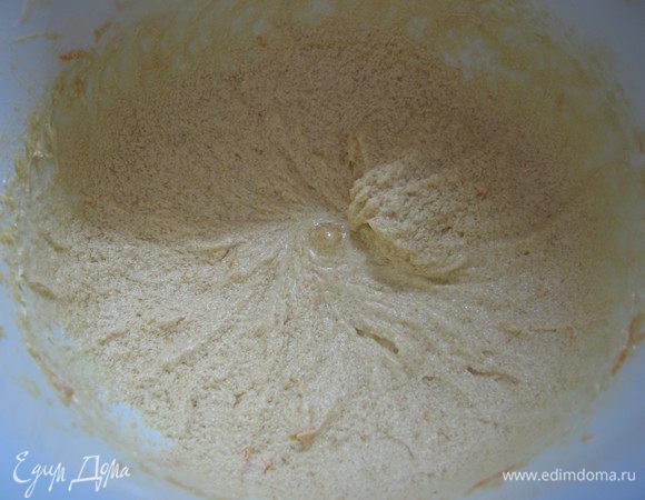 Добавить 2 яйца и взбивать в течении 3 минут.
