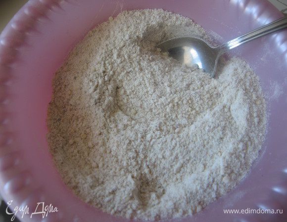 Смешать 3 вида муки, разрыхлитель и молотые орехи.