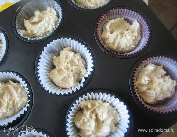 В масляную смесь добавить мучную и 50 мл молока. Хорошо перемешать и разложить по формочкам.