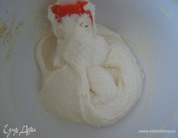 Творог протереть через сито, добавить желток, 30гр сахара, взбить миксером.