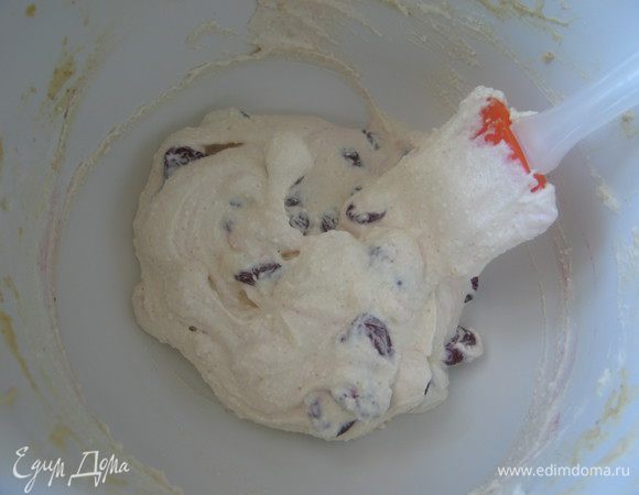 Размороженную вишню отжать и добавить в творожную массу, перемешать.