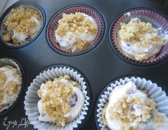 На тесто чайной ложкой выложить творожную массу, присыпать ореховой посыпкой.