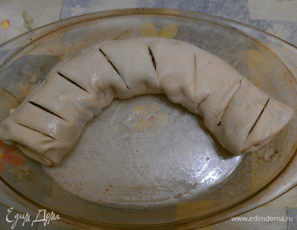 Сворачиваем рулетиком. Делаем надрезы.
Выкладываем рулет на смазанную маслом форму для выпечки. сверху немножко смазываем маслом.