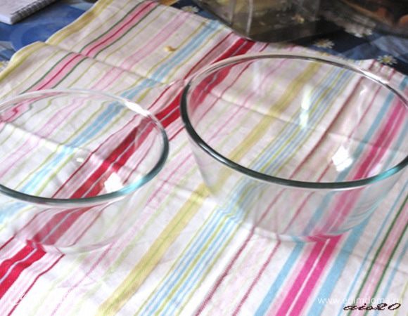 Для приготовления снеговика я использовала стеклянные круглые миски (объемом 1,0 и 1,7 л).