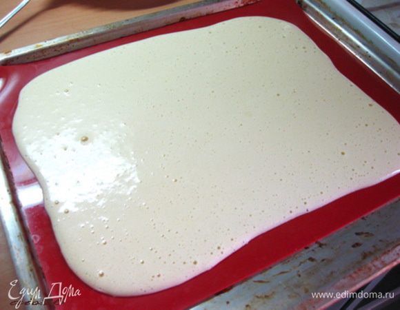 Можно сразу взбить все ингредиенты вместе, разделить на три части и испечь по очереди три коржа. Мне было удобнее вымешивать тесто для каждого коржа по отдельности.
Итак, на каждый корж взбиваем три яйца с 50 г сахара в пышную пену, яично-сахарная масса должна посветлеть. Затем всыпать просеянную муку и аккуратно перемешать рукой (рецепт бисквита взят из моей любимой телевизионной передачи и там шеф-повар акцентировал внимание на том, что муку лучше вмешивать именно рукой, тогда бисквит получается более нежным).
Духовку разогреть до 180оС.
Противень застелить бумагой или силиконовым ковриком, слегка смазать сливочным маслом. Тесто вылить на противень и равномерно распределить.