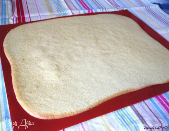 Выпекать в разогретой духовке 5-10 минут до легкой-легкой румяности коржа.
Готовый корж переложить на полотенце и дать остыть.
Также приготовить оставшиеся два коржа.