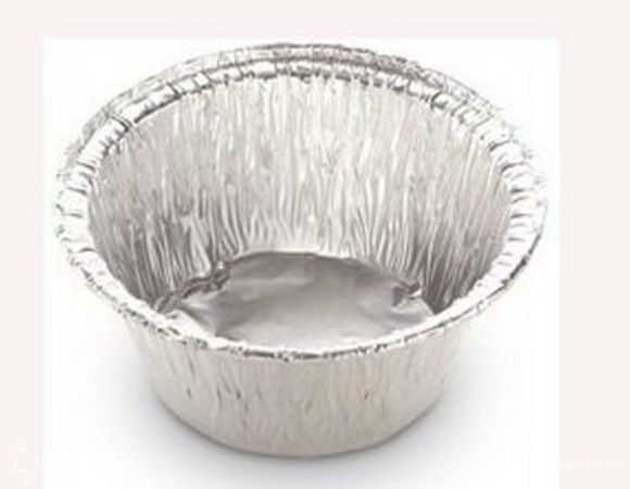 У меня желе, которое готовится из расчета на стакан воды. Чтобы желе было более плотным, я брала 3/4 стакана воды.
Приготовить три вида желе (у меня апельсиновое, вишневое и киви) согласно инструкции на упаковке.
В стакан подходящего для ведра снеговика размера, поочередно слоями наливать разные виды желе, давая каждому слою застыть в холодильнике. Часть разных цветов желе разлить в какие-нибудь небольшие с плоским дном формочки, высота желе около 1 см.
Я разлила красное и зеленое желе для будущих пуговиц и шарфа в формочки из фольги.
