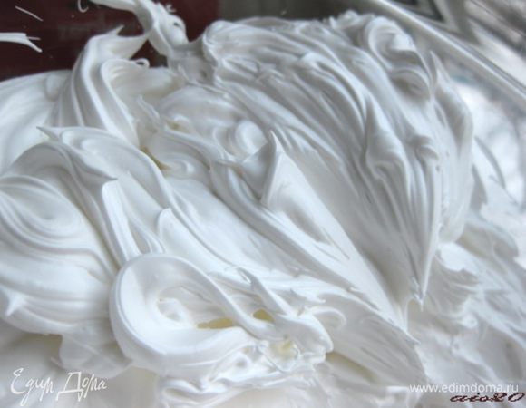 Белково-сливочный крем.
Этот крем готовится сначала на водяной бане: миску поставить на кастрюлю с кипящей водой и взбить в этой миске венчиком сахар и яичные белки до полного растворения сахара.
Затем снять крем с огня и взбивать его миксером в течение 10 минут до полного охлаждения и получения густой устойчивой пены.
Добавить размягченное сливочное масло, ваниль, соль и взбивать еще около 5 минут до получения однородной массы.

