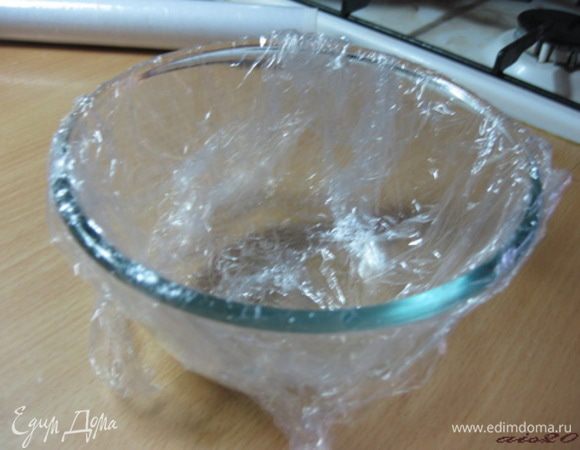 Сборка торта.
Миски застелить пищевой пленкой.