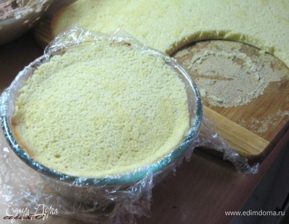 А теперь слоями укладываем корж (вырезать кружочек необходимого диаметра или просто выкладывать нарезанные кусочками коржи), шоколадный крем, корж, вишневый крем. 