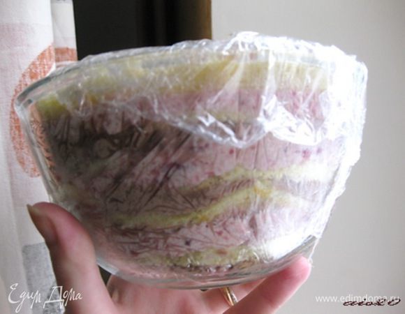 Итак до самого конца, последний слой корж.
Миски с тортиками накрыть пищевой пленкой и убрать в холодильник, лучше на ночь. А сам торт украшать уже в тот день, когда вы будете подавать его на стол.