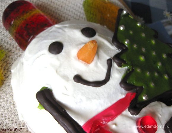 Покрыть торт белково-сливочным кремом, стараясь его разровнять.
Ну а теперь только и остается, что украсить его заранее приготовленными аксессуарами. Для носа не придумала ничего лучше, чем вырезать нос из свежей морковки.
