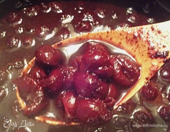 Все кроме шоколада поместить в кастрюлю и довести до кипения. Затем убавить огонь и варить еще минут 20-25. 