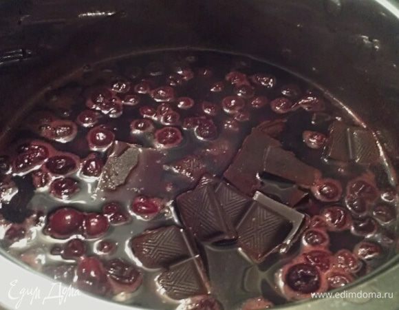 Снять с огня и добавить шоколад поломанный на кусочки. Перемешать и дать остыть. Убрать на ночь в холодильник. За это время он не много загустеет. Все легко и просто, а самое главное вкусно))