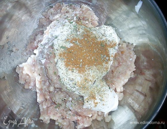 Тем временем приготовим фарш. У меня была большая грудка весом около 400 грам и два окорочка общим весом примерно 0,5 кг. Мясо с окорочков обрезаем, грудку режем кусочками. Фарш готовим при помощи мясорубки или блендера. К полученному фаршу добавляем некислую сметану (если вам позволяет ваша кулинарная совесть, ее можно заменить майонезом), крахмал (ложки полные, но без горки), соль (по вкусу) и приправы. Обязательно рекомендую добавить мускатный орех. Я его добавляю очень щедро, вы - ориентируйтесь на свой вкус.